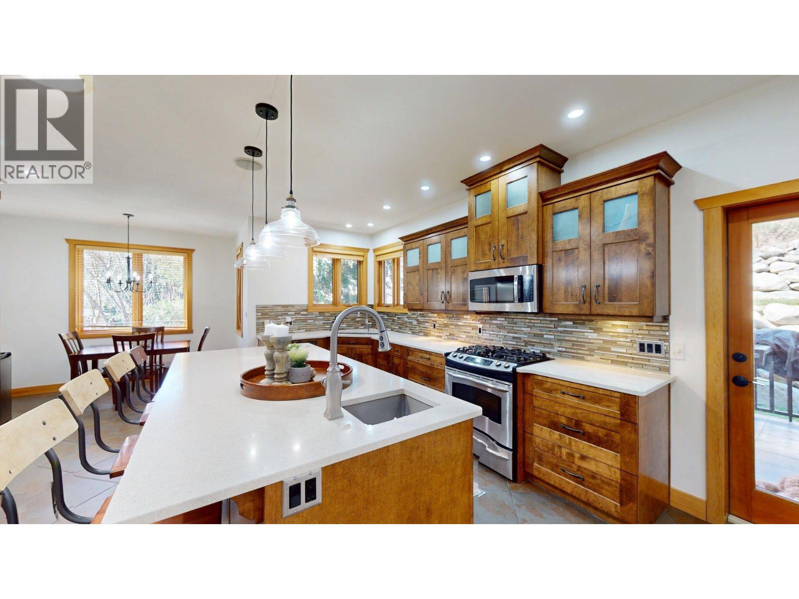 2455 Colin Crescent, Trail