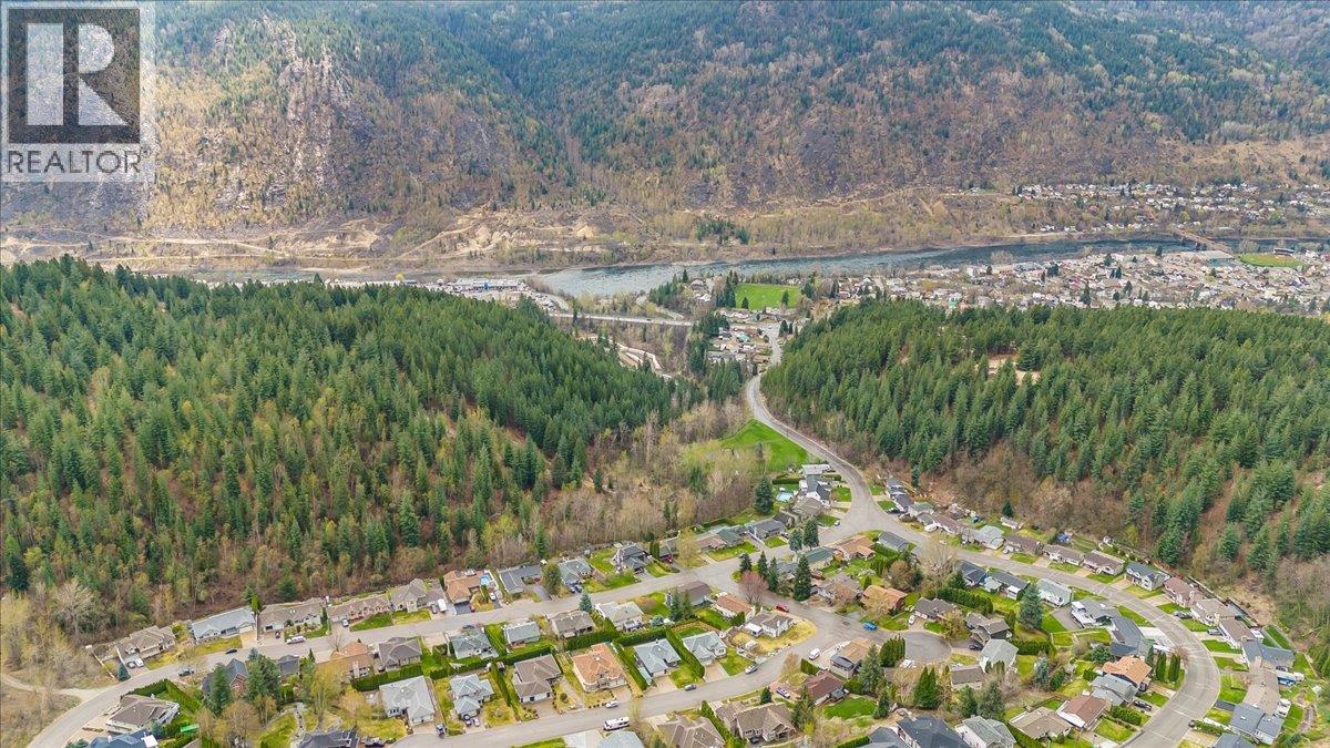 2455 Colin Crescent, Trail