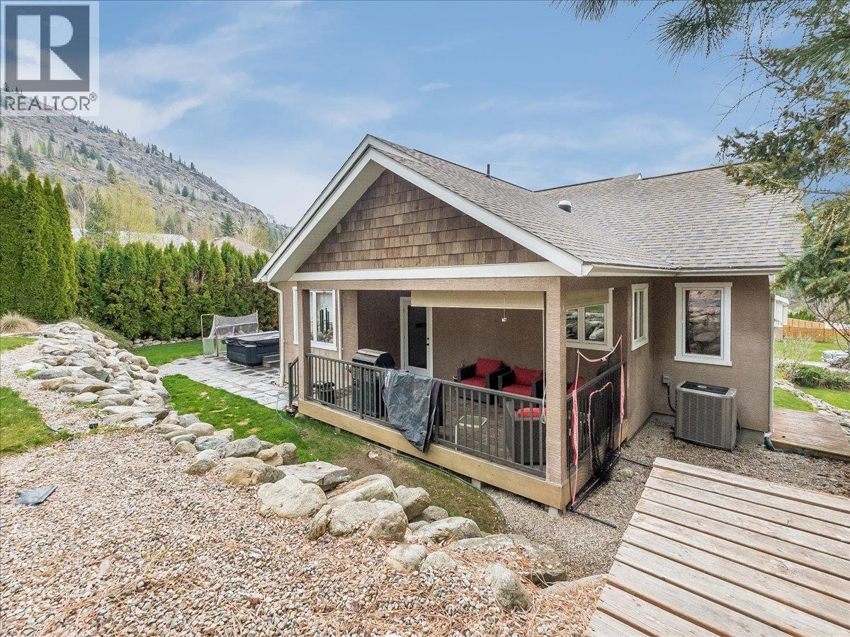 2455 Colin Crescent, Trail