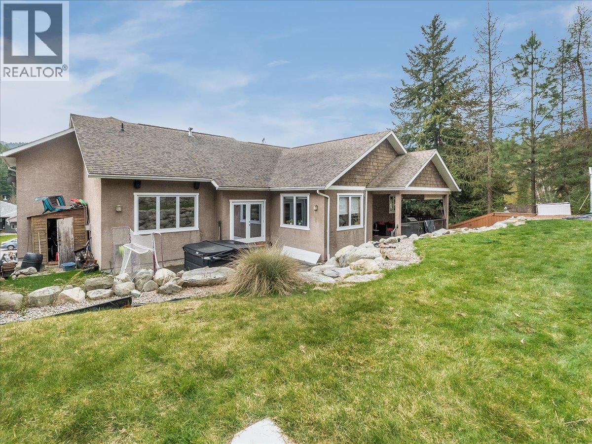 2455 Colin Crescent, Trail