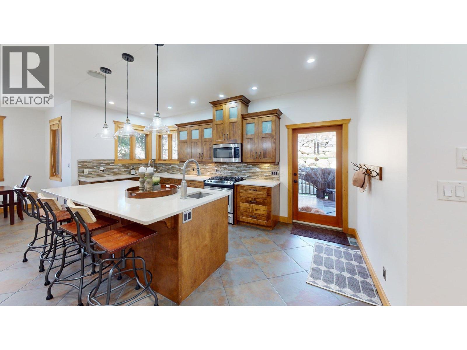 2455 Colin Crescent, Trail