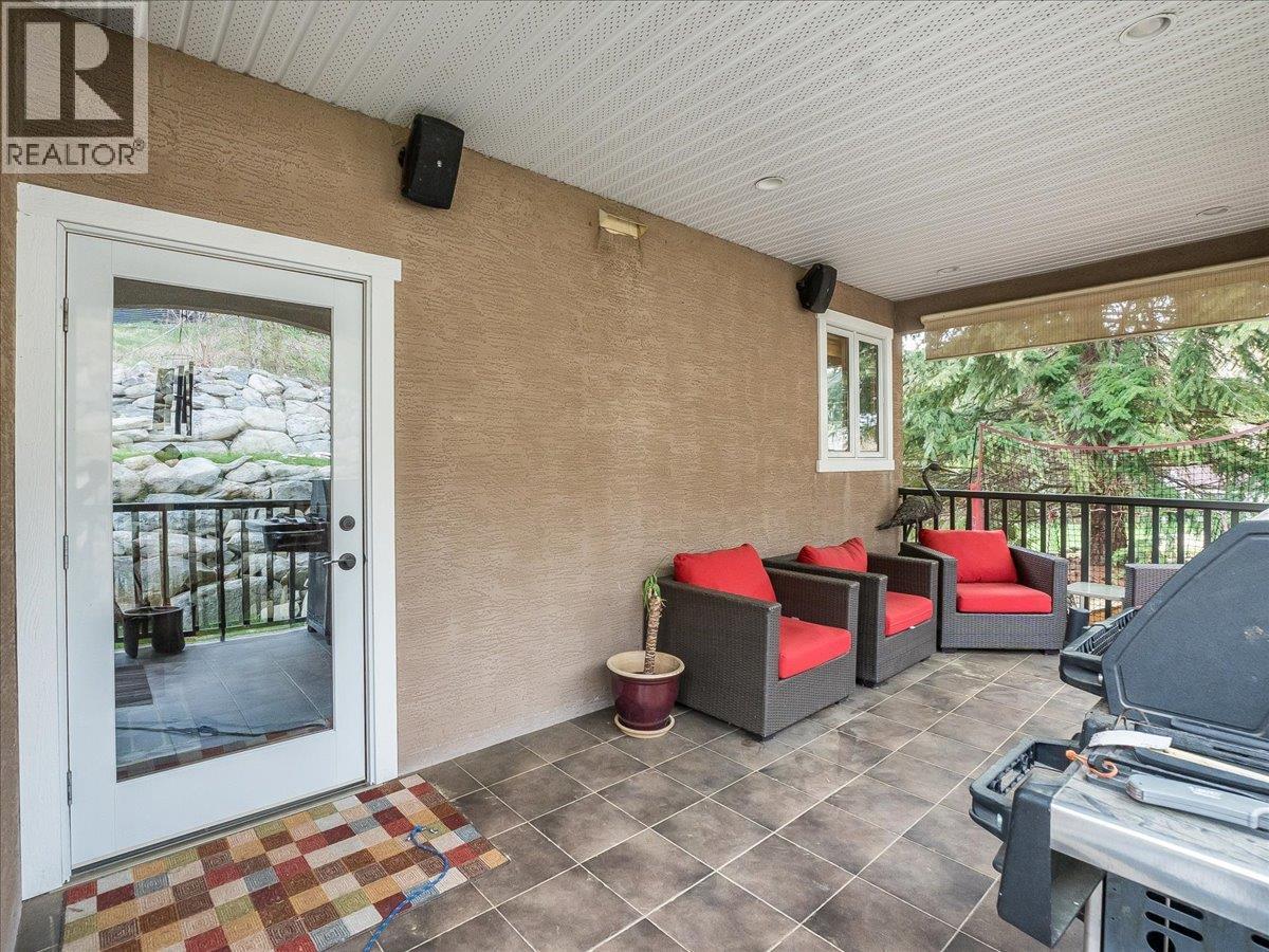 2455 Colin Crescent, Trail