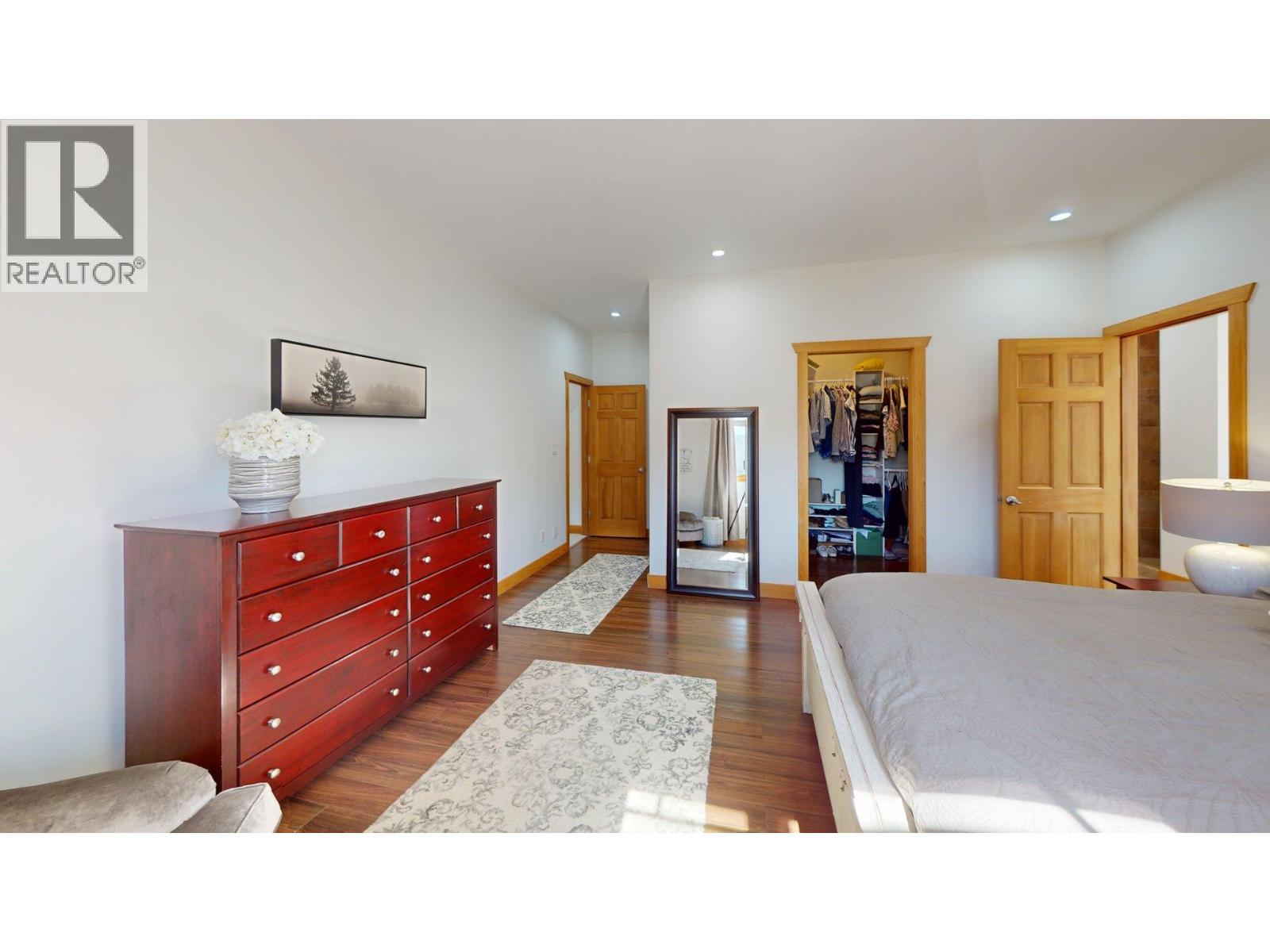 2455 Colin Crescent, Trail