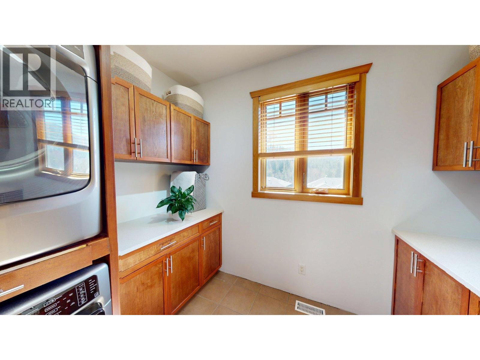 2455 Colin Crescent, Trail