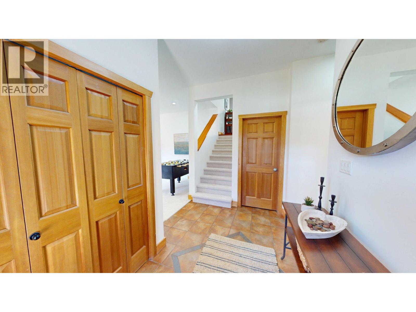 2455 Colin Crescent, Trail