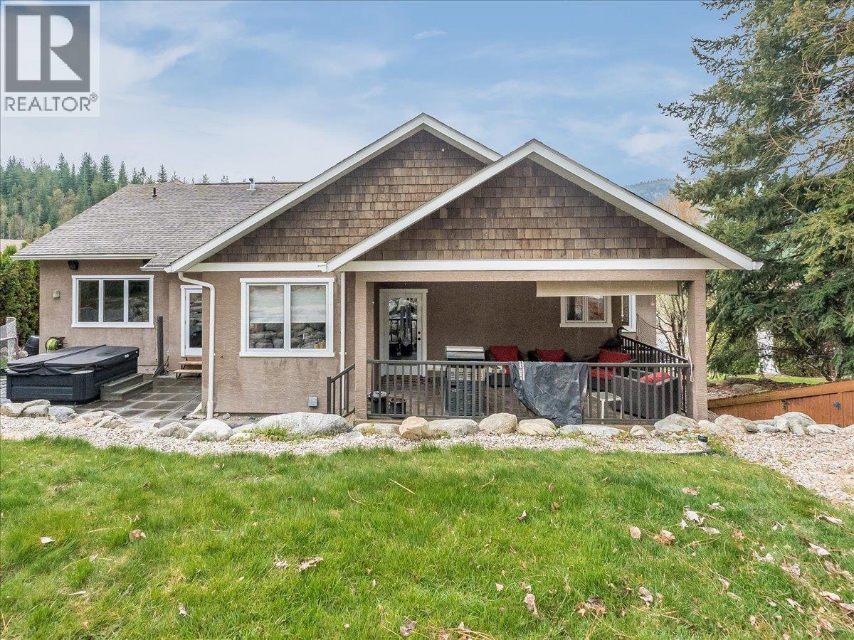 2455 Colin Crescent, Trail