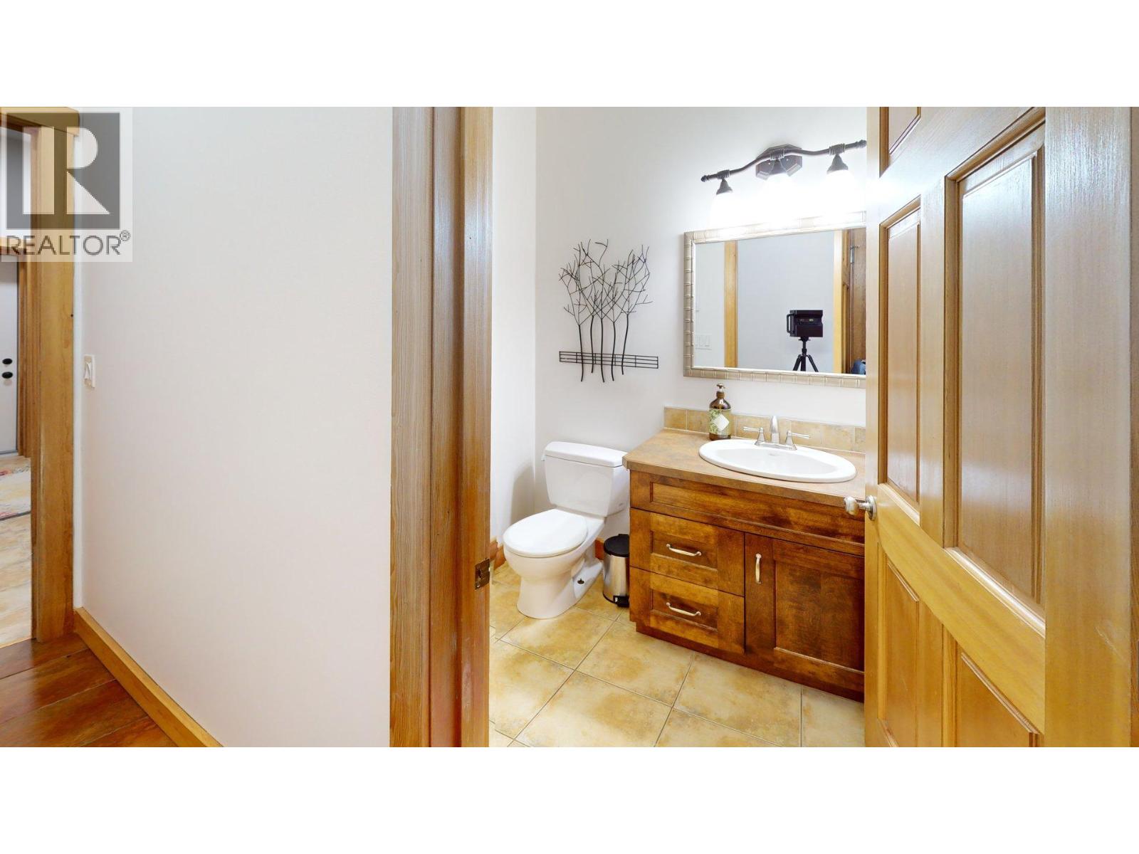 2455 Colin Crescent, Trail