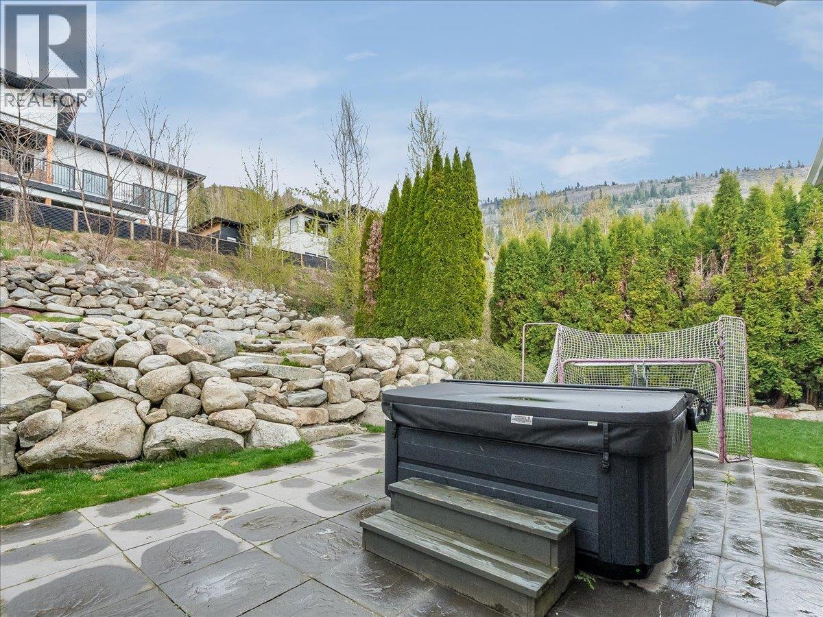 2455 Colin Crescent, Trail