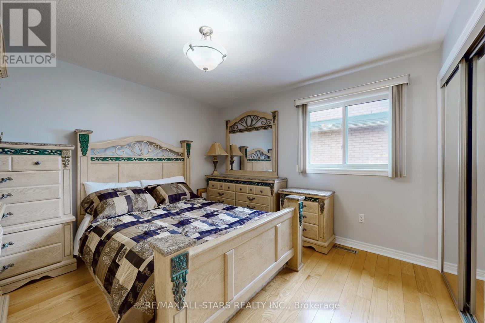 75 GLORIA CRESCENT - 32