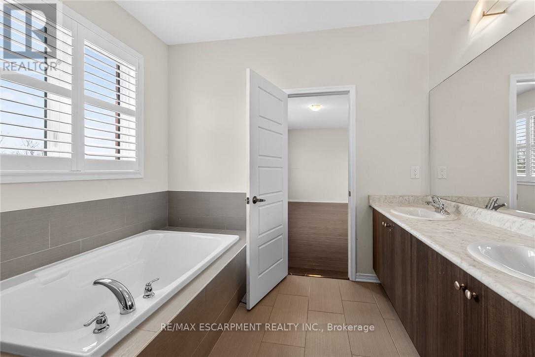 17 LARRY CRESCENT — photo 32