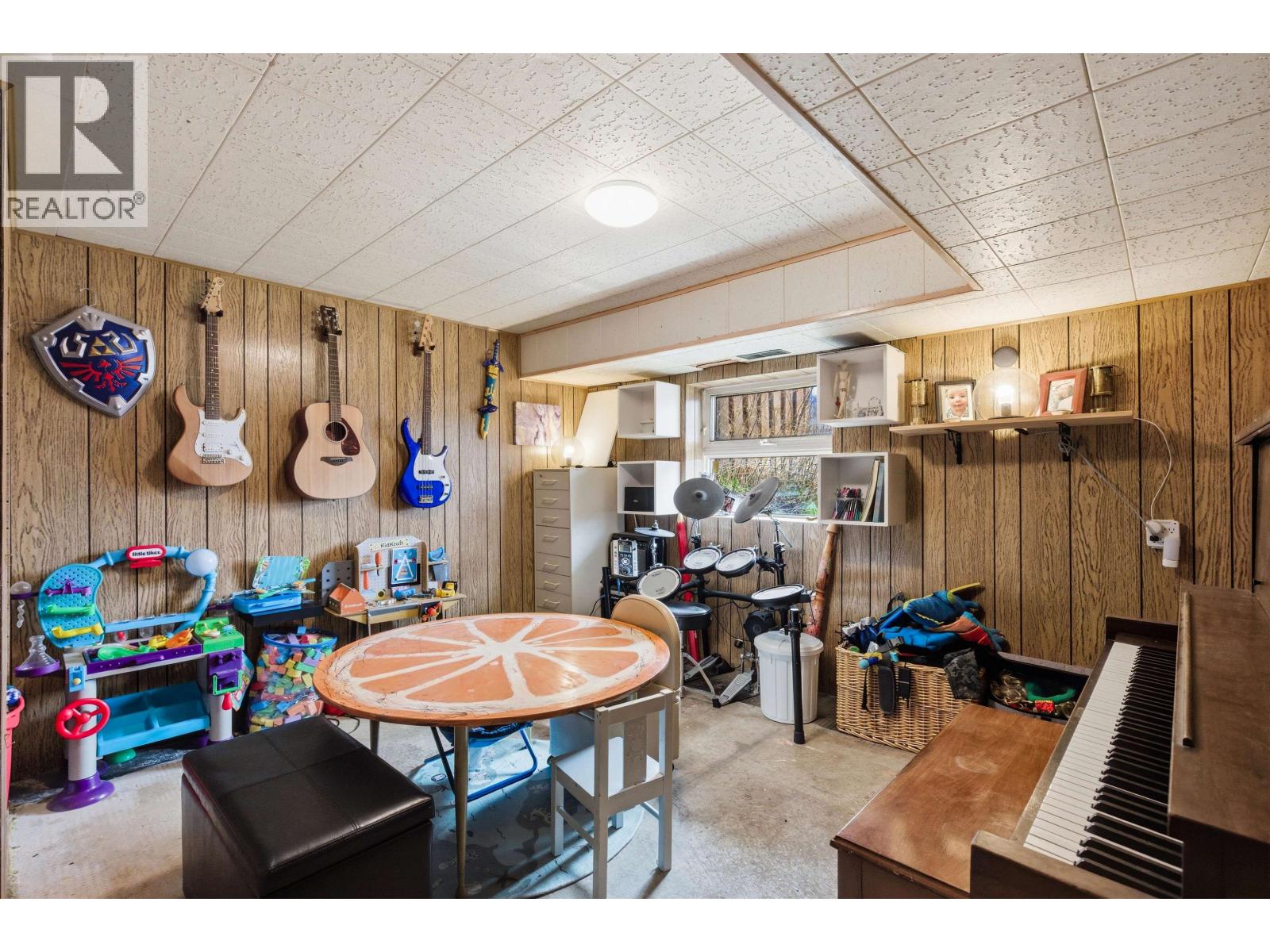 496 N SIXTH AVENUE - 21