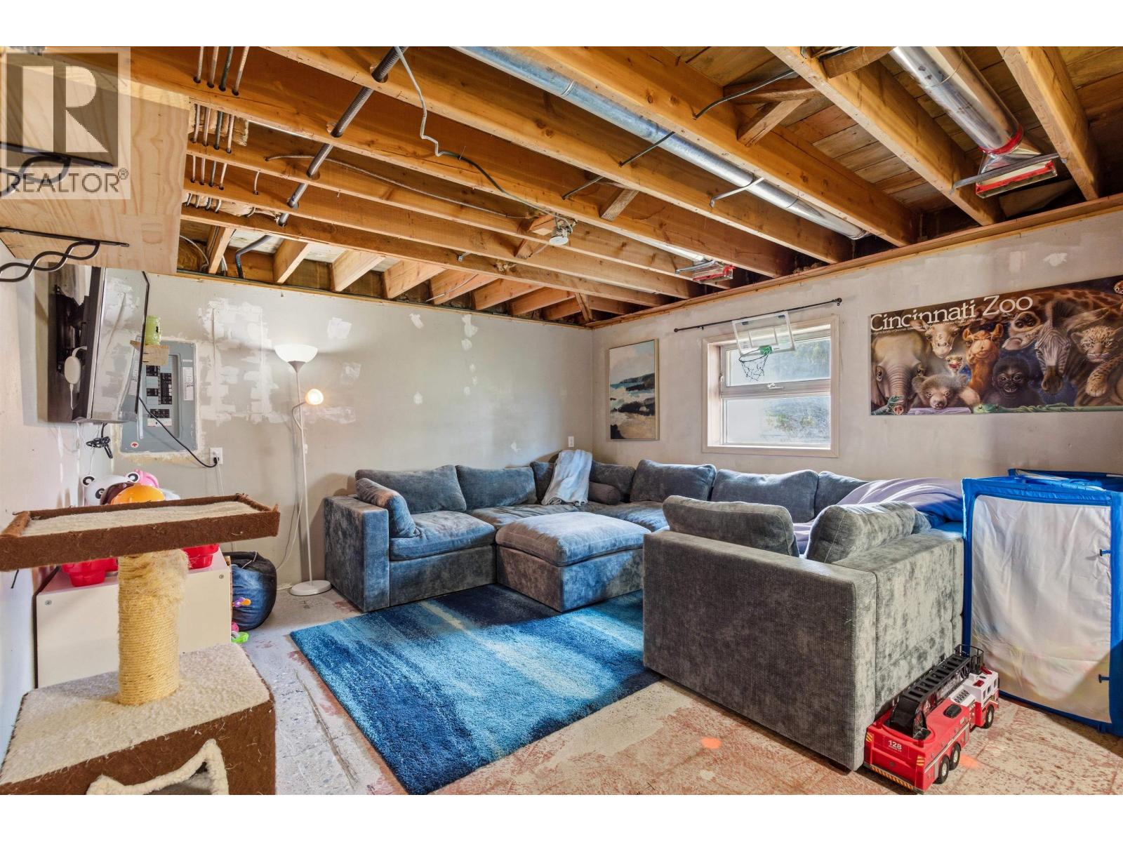496 N SIXTH AVENUE - 22