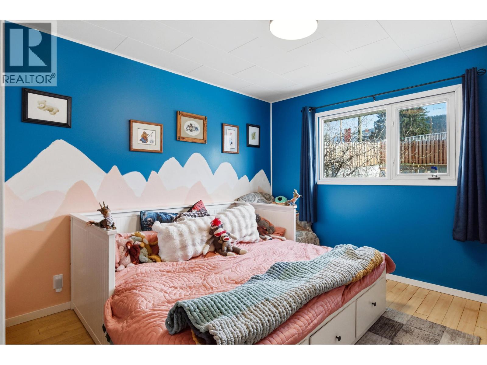 496 N SIXTH AVENUE - 18