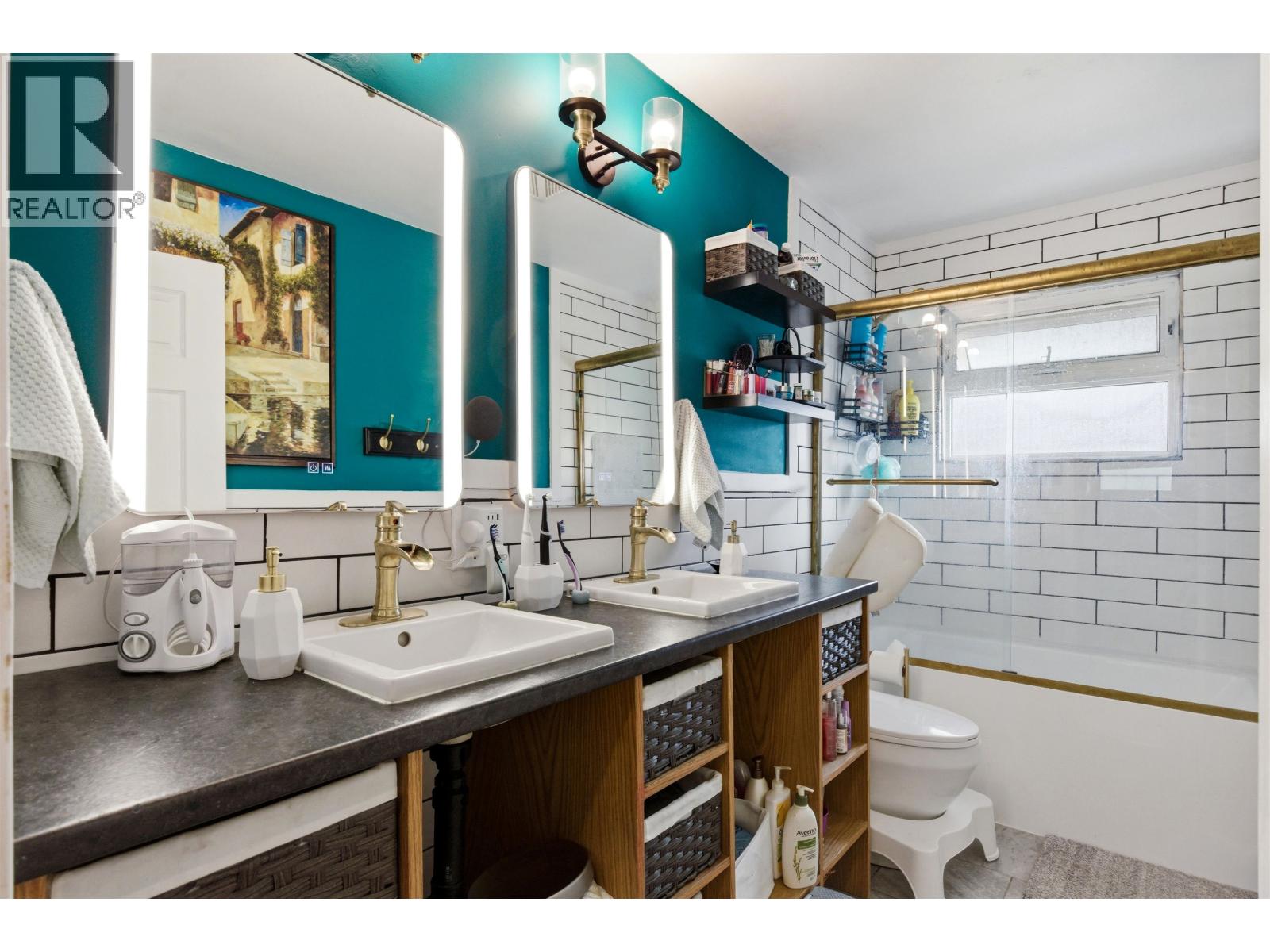 496 N SIXTH AVENUE - 19