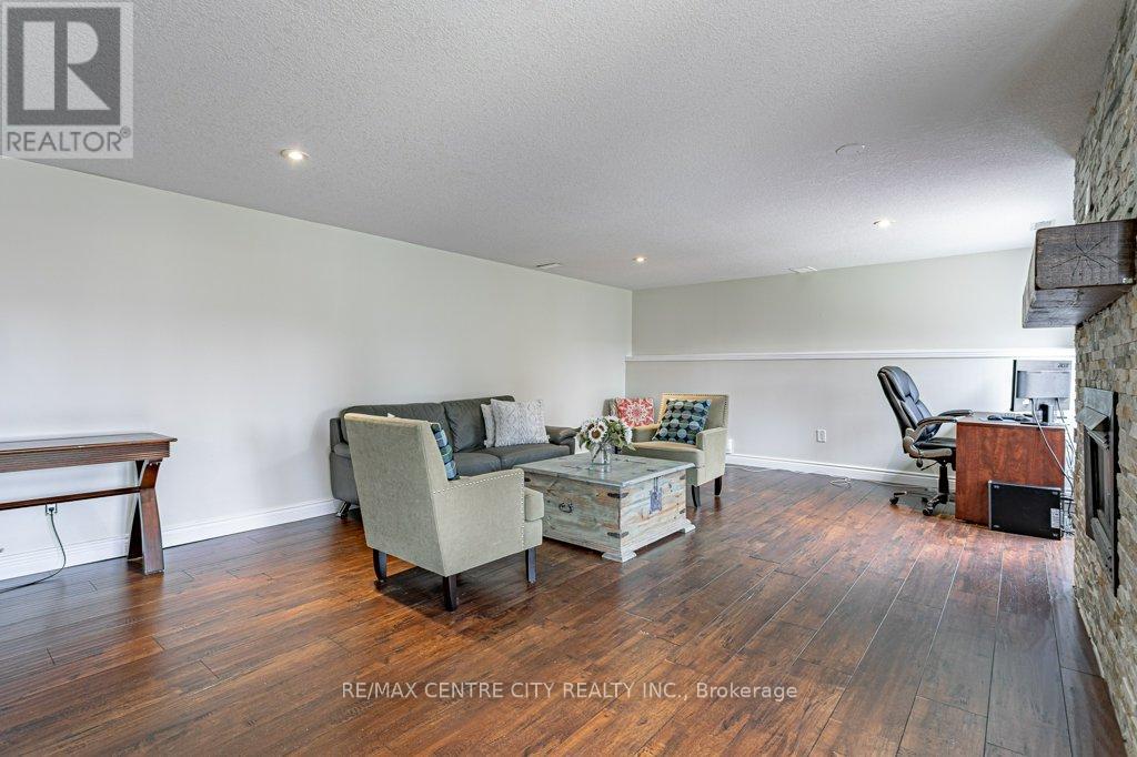 194 COMMISSIONERS ROAD E Property Photo