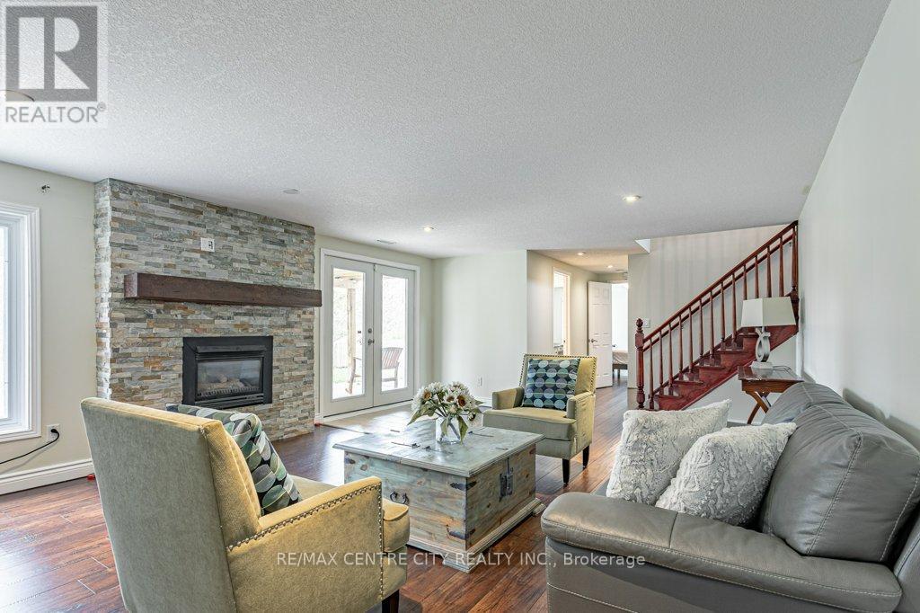 194 COMMISSIONERS ROAD E Property Photo