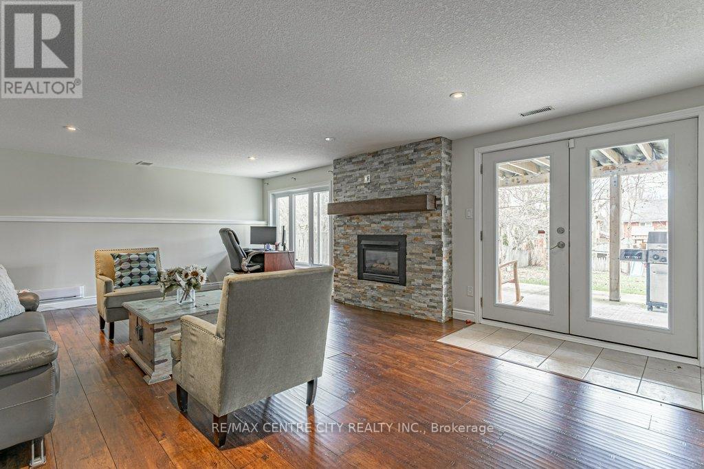 194 COMMISSIONERS ROAD E Property Photo