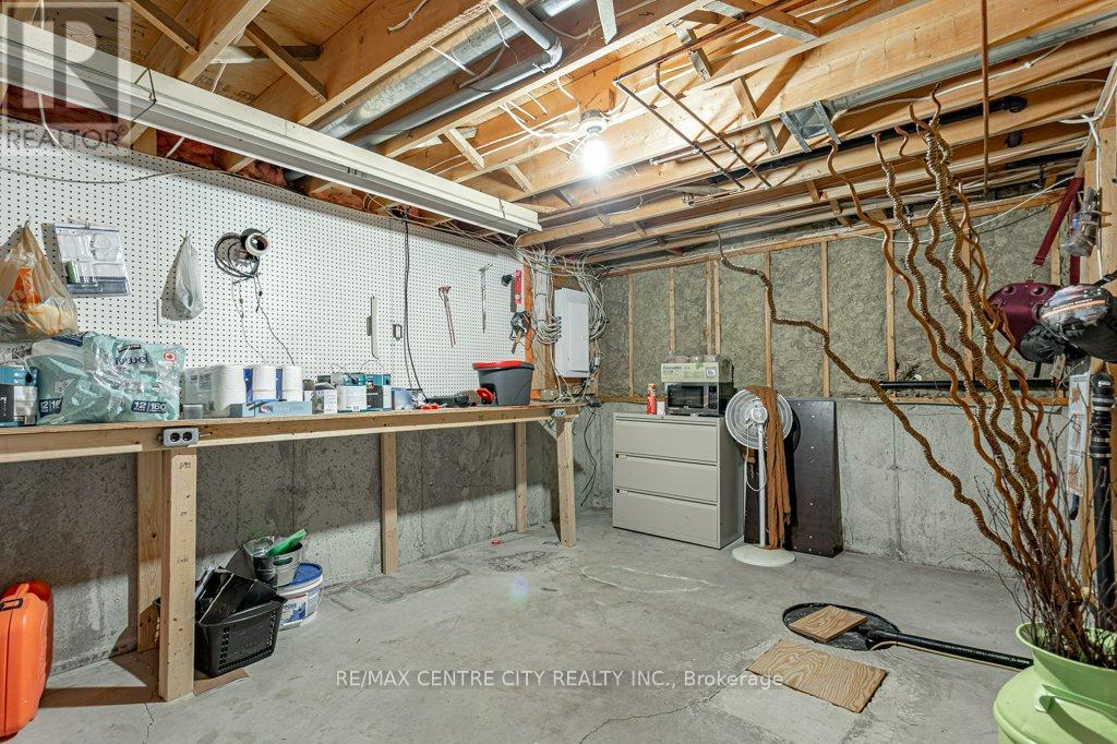 194 COMMISSIONERS ROAD E Property Photo