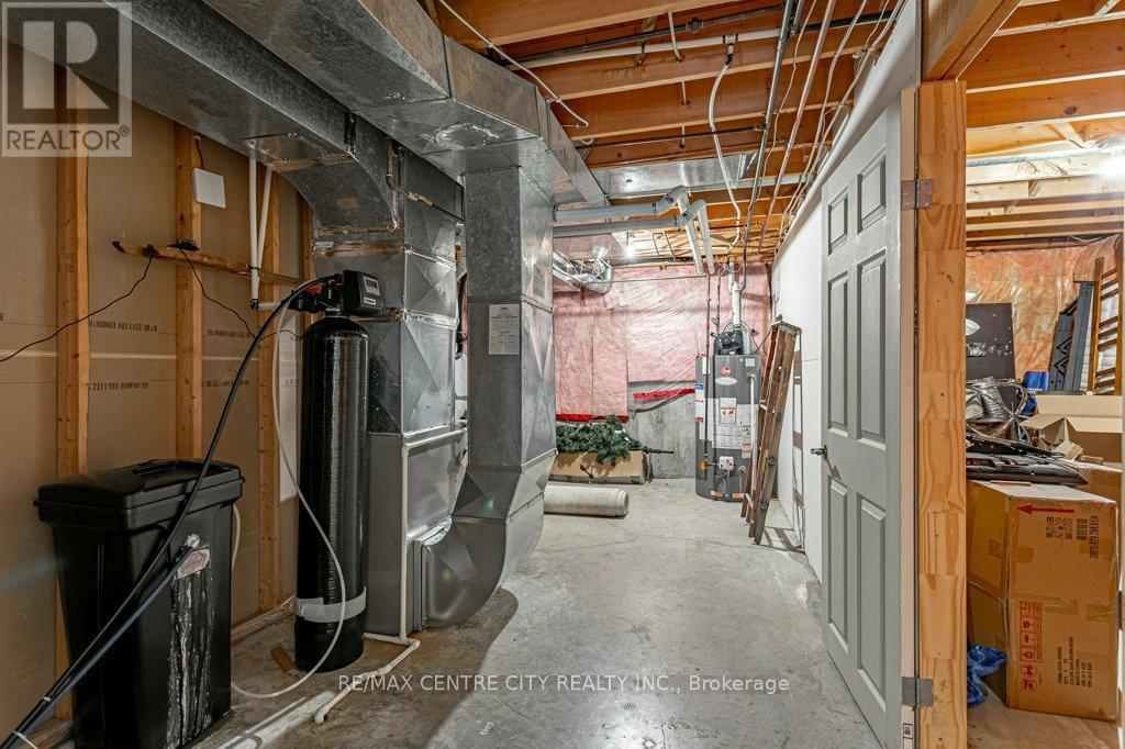 194 COMMISSIONERS ROAD E Property Photo