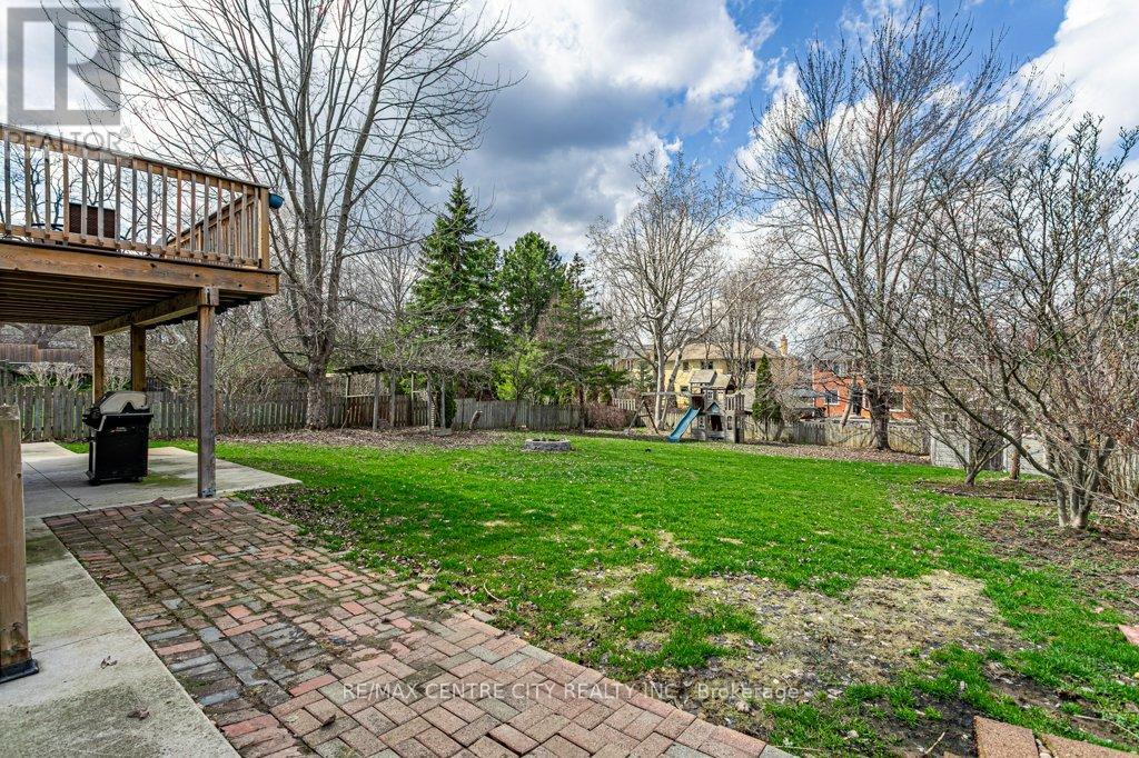 194 COMMISSIONERS ROAD E Property Photo