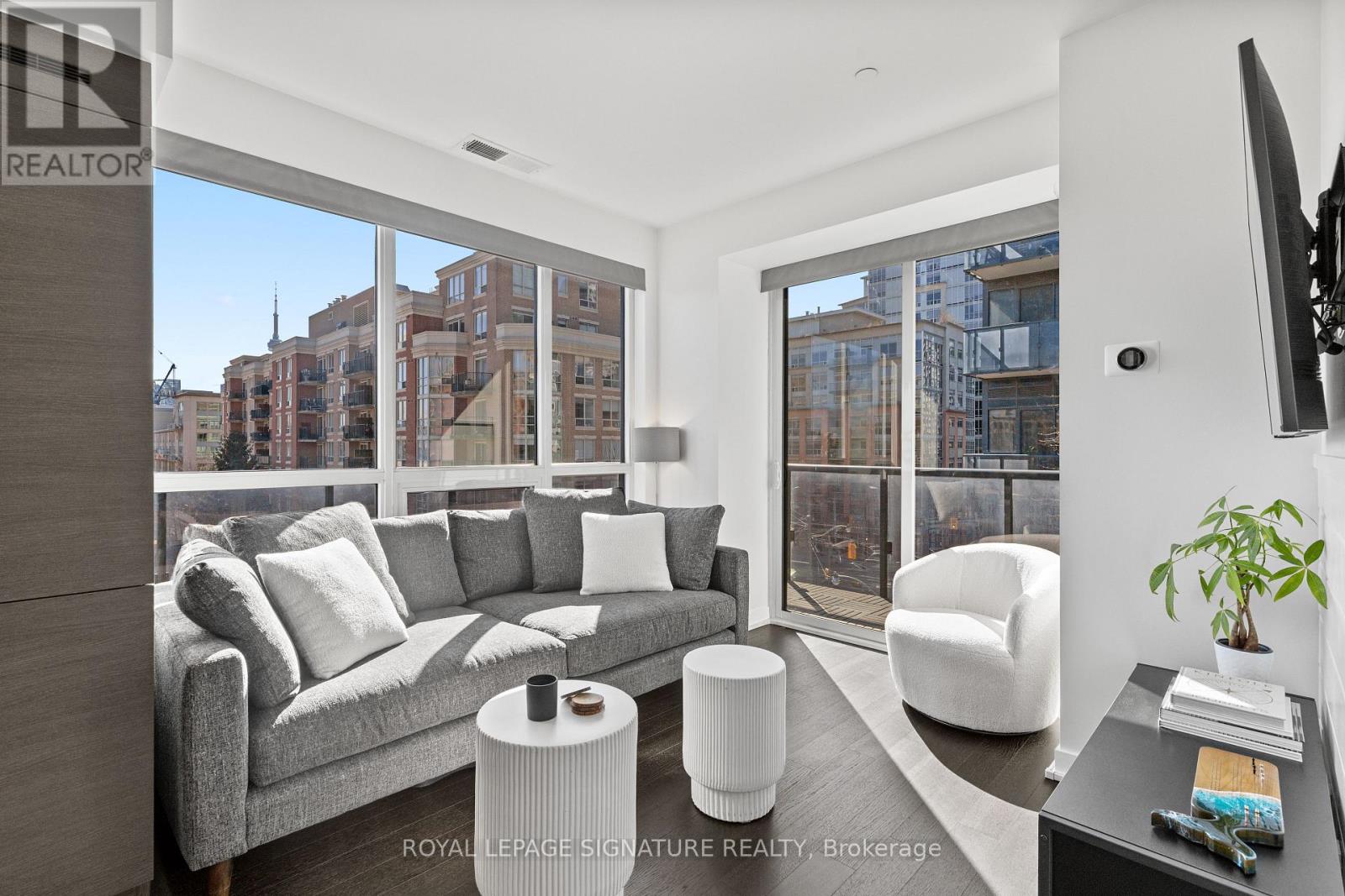 411 - 1030 KING STREET W