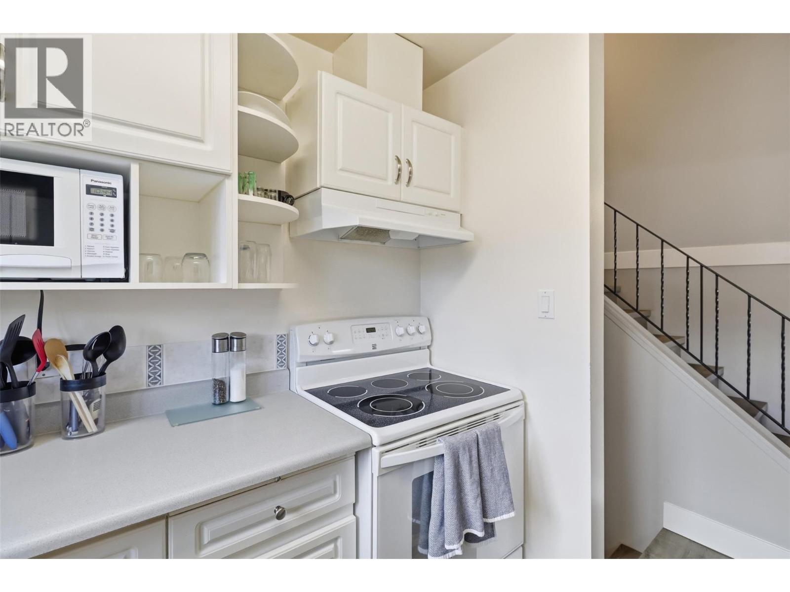 #25 250 PEMBERTON TERRACE - 11