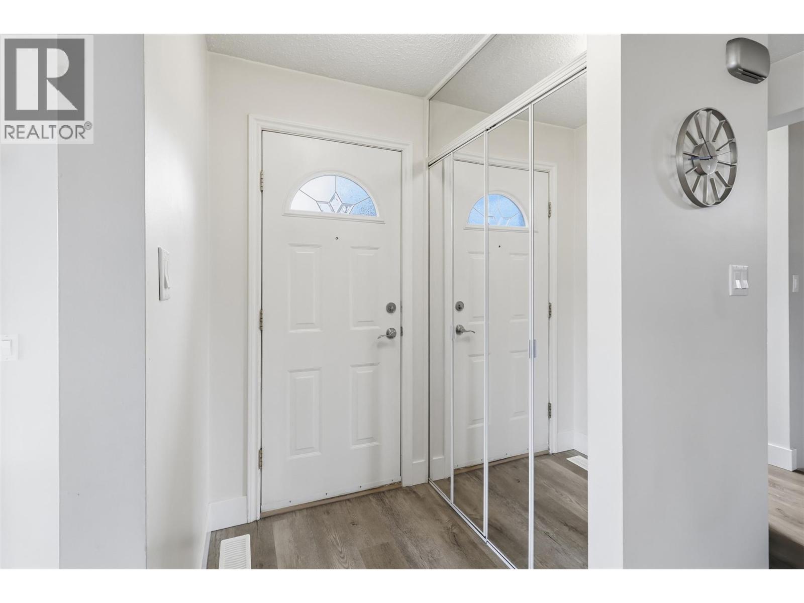 #25 250 PEMBERTON TERRACE - 26