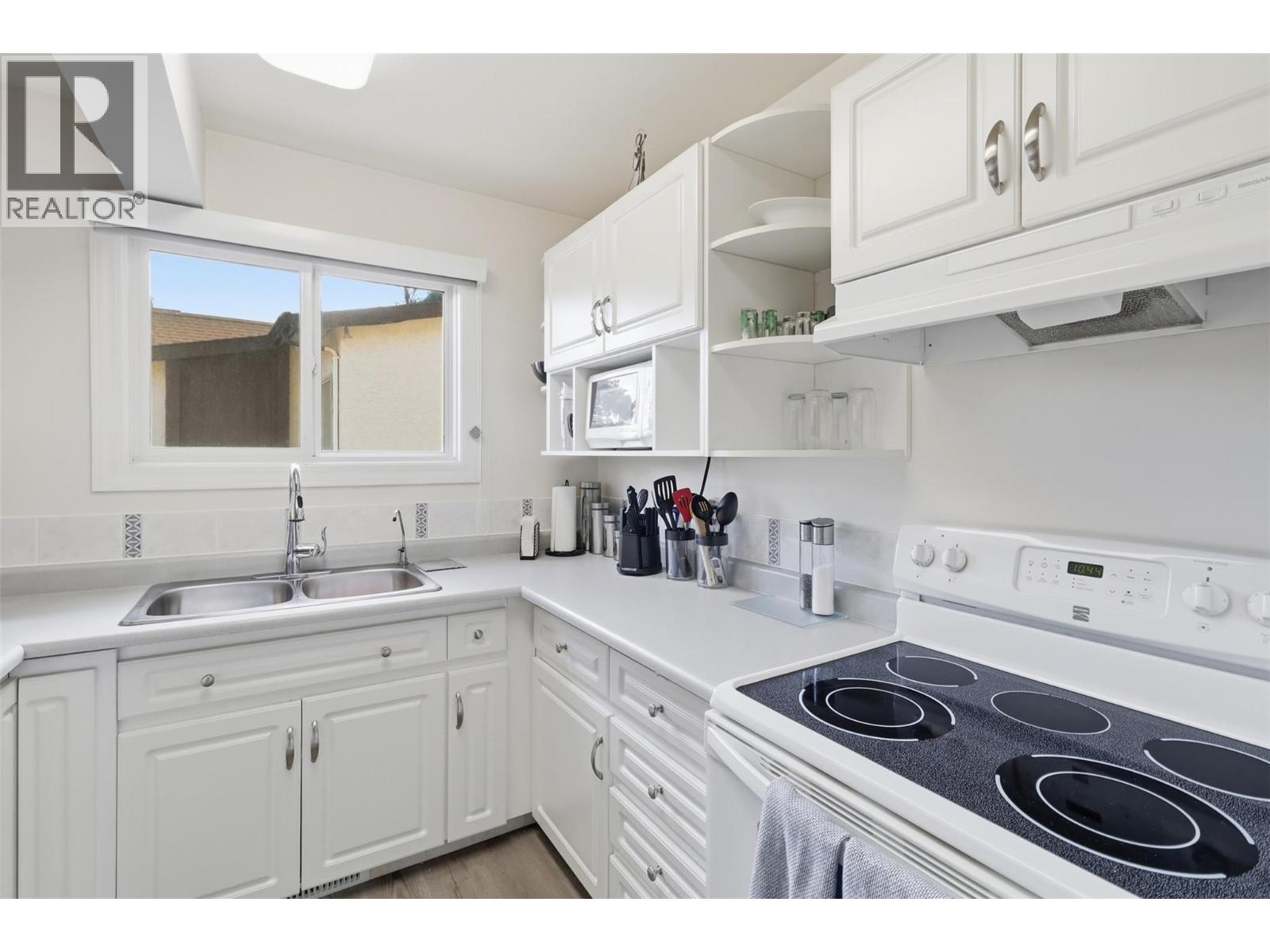 #25 250 PEMBERTON TERRACE - 9