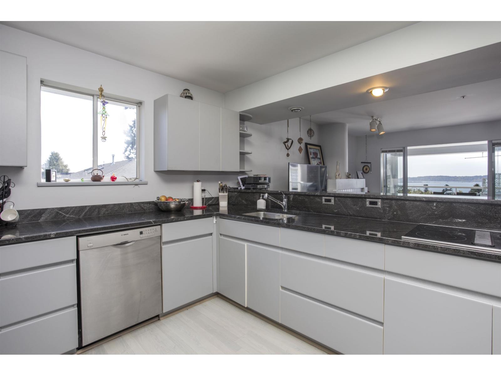 15662 SEMIAHMOO AVENUE, White Rock