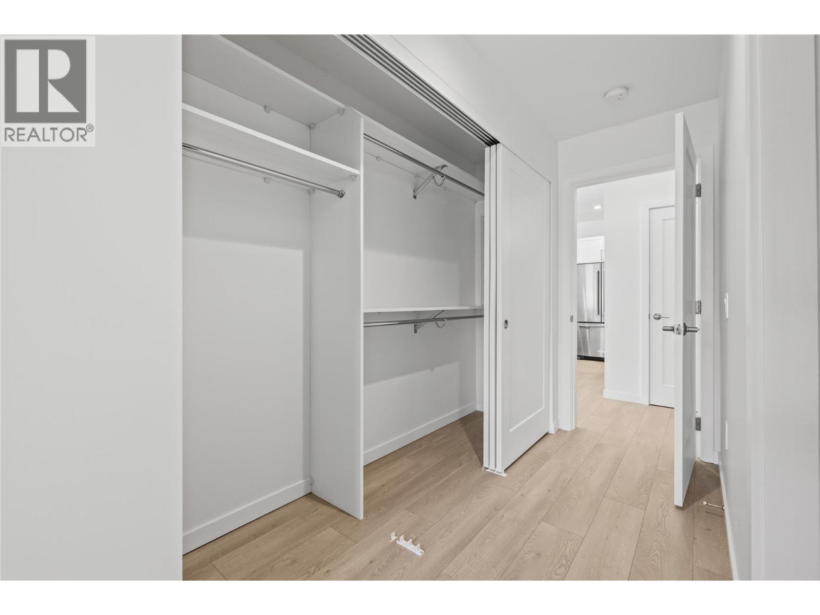 #11 1979 COUNTRY CLUB DRIVE - 23