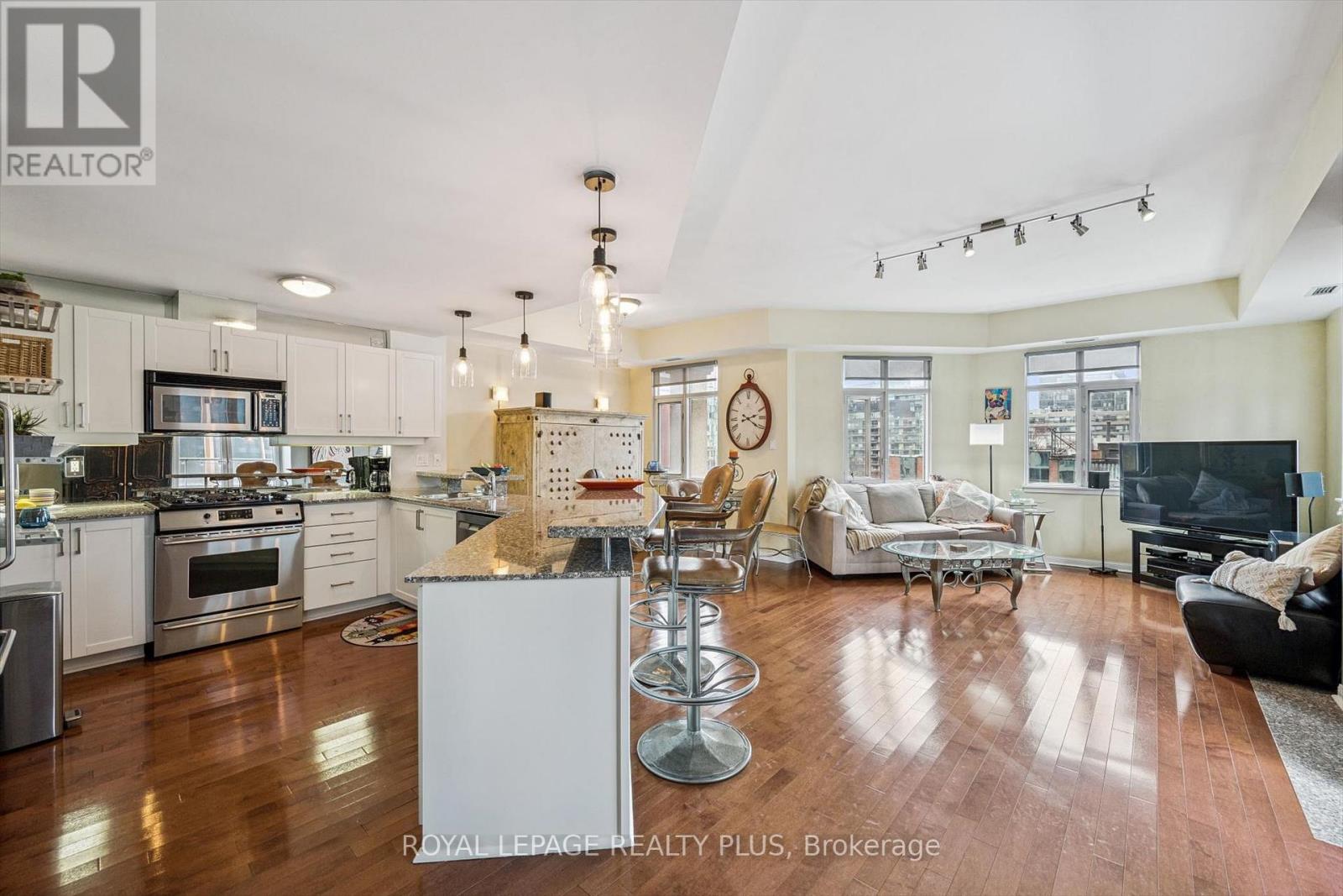 #620 550 FRONT STREET W - 5