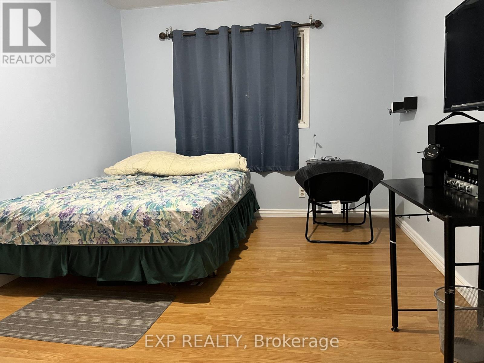 216 COLBORNE STREET NE - 26