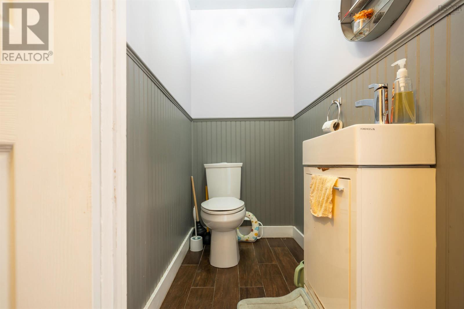 Property 27 of 49 of 230 Victoria Street E