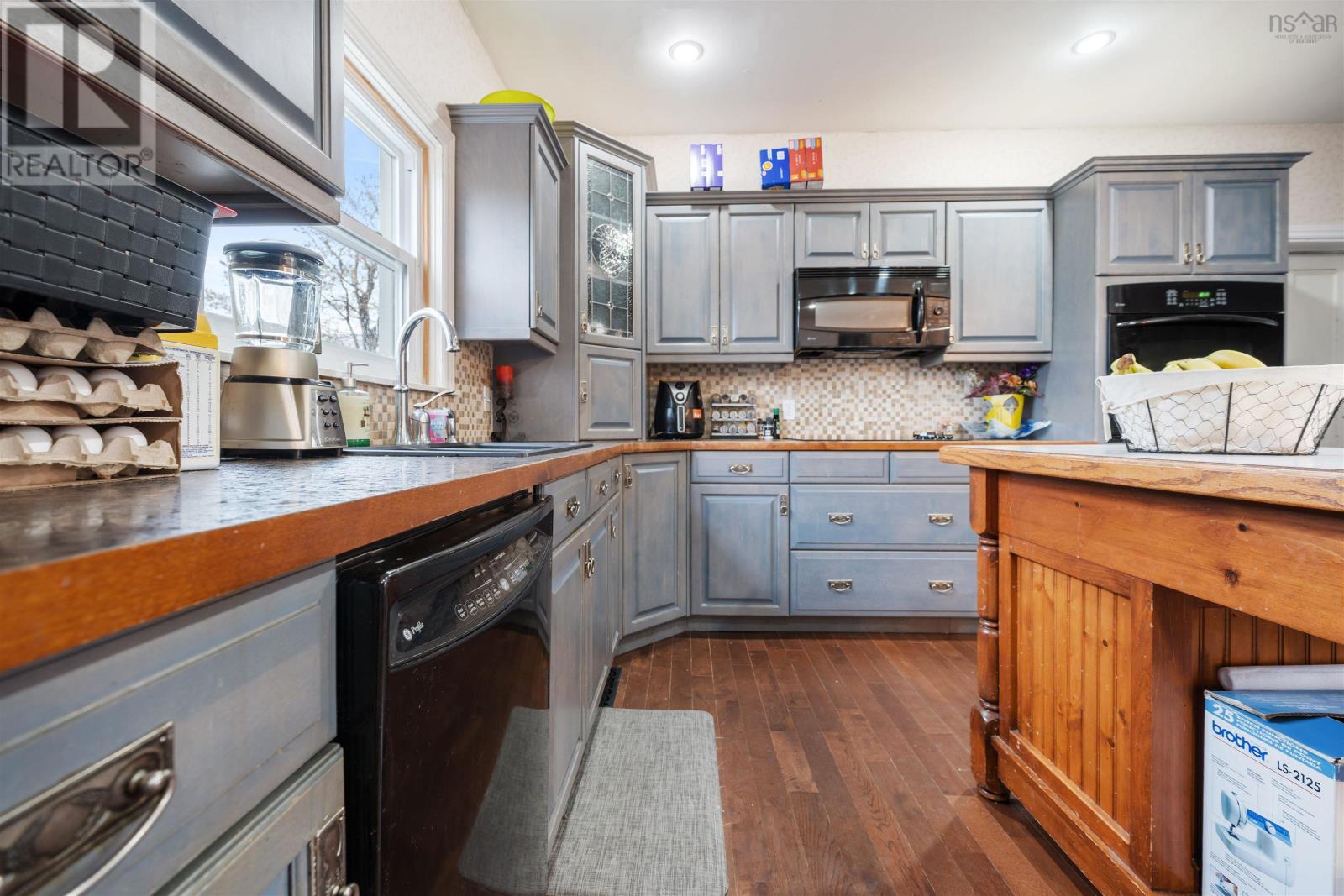 Property 22 of 49 of 230 Victoria Street E