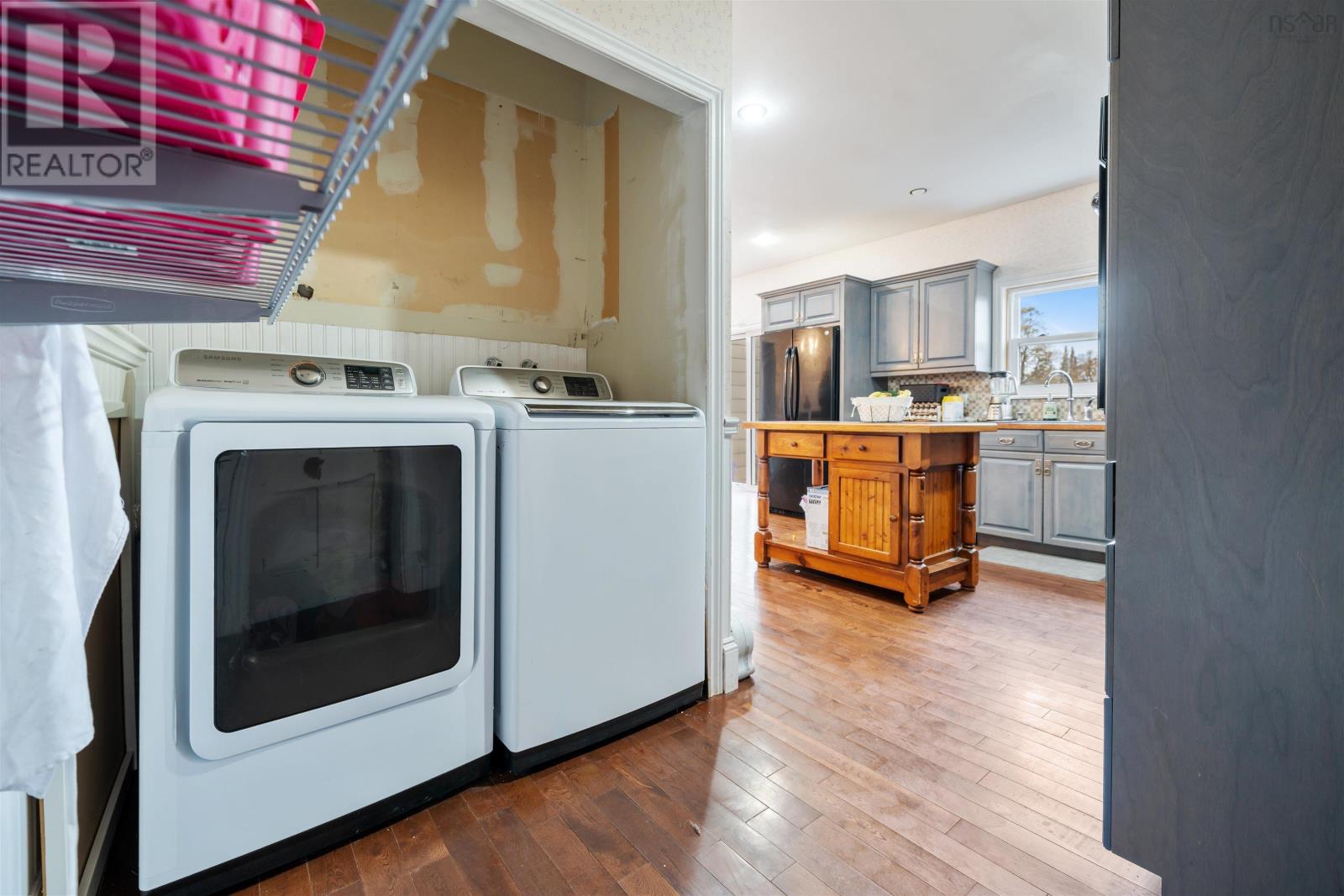 Property 24 of 49 of 230 Victoria Street E