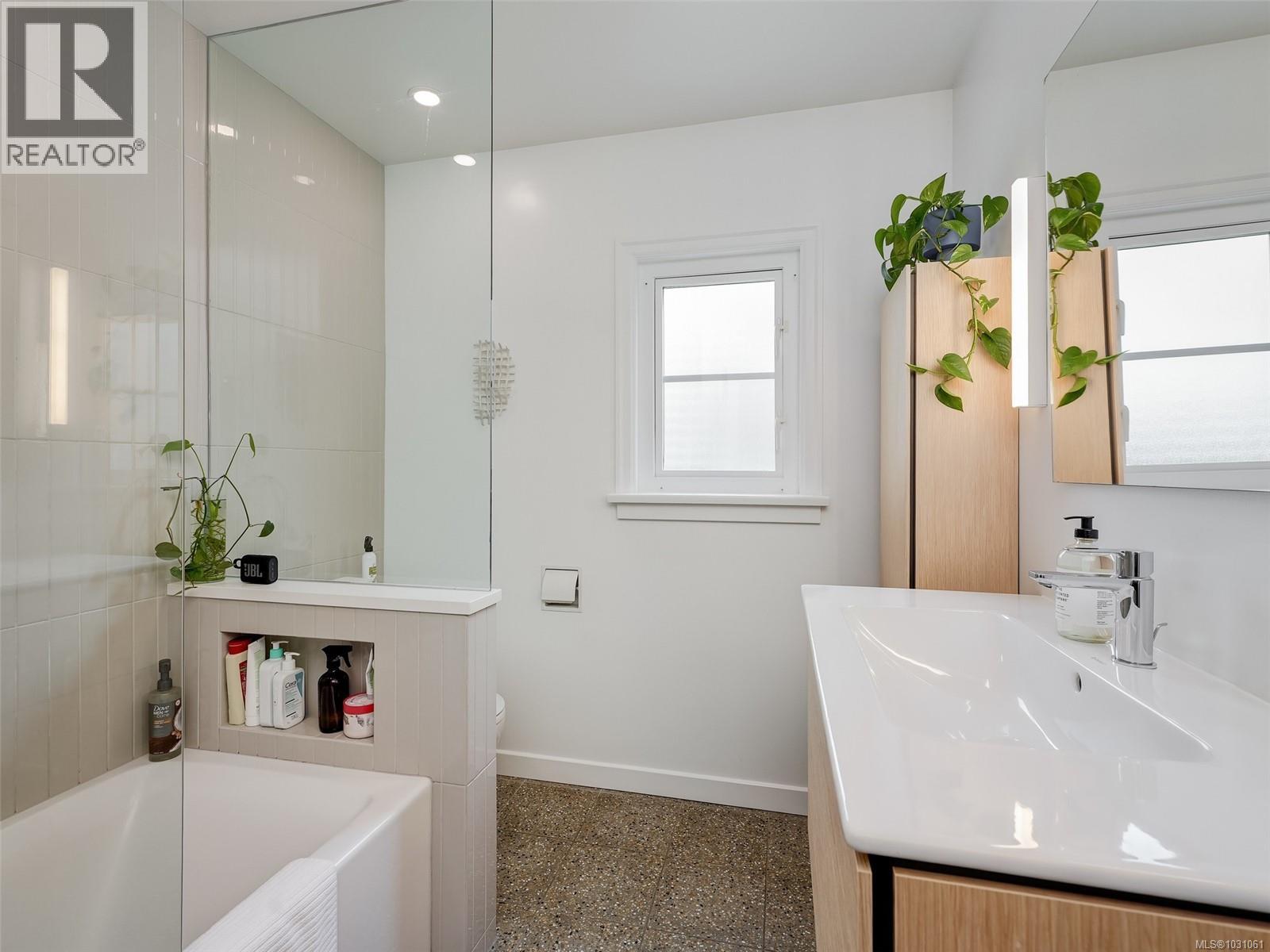  2420 Bowker Avenue, Oak Bay