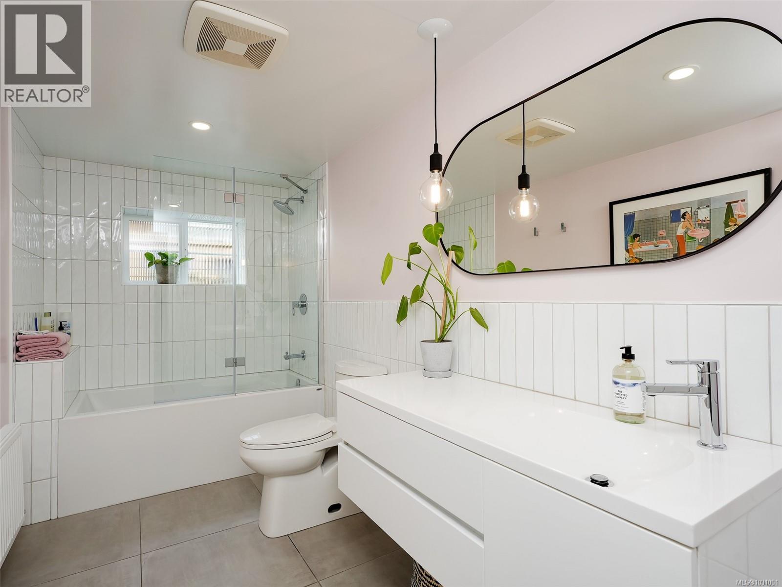  2420 Bowker Avenue, Oak Bay