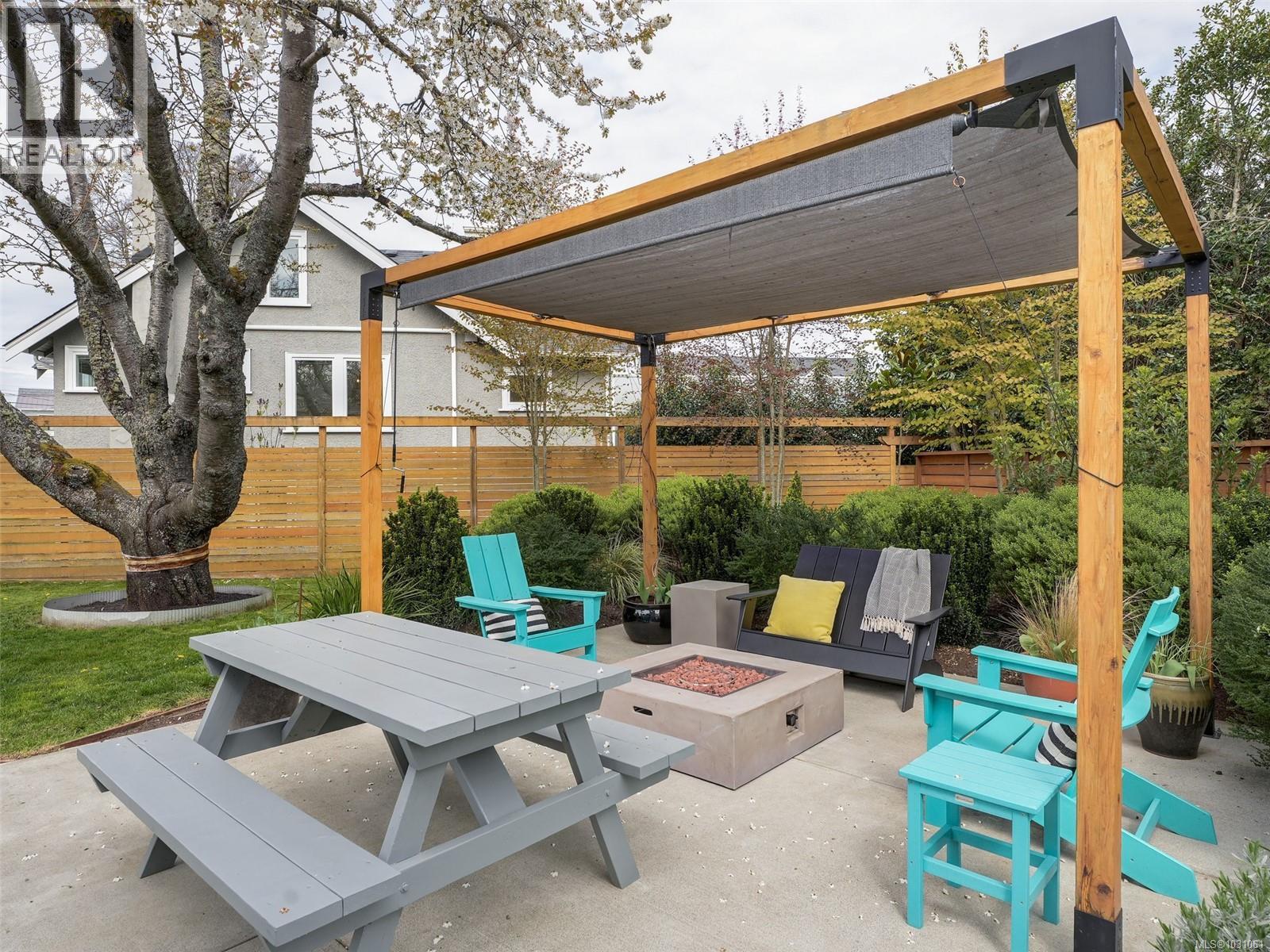  2420 Bowker Avenue, Oak Bay
