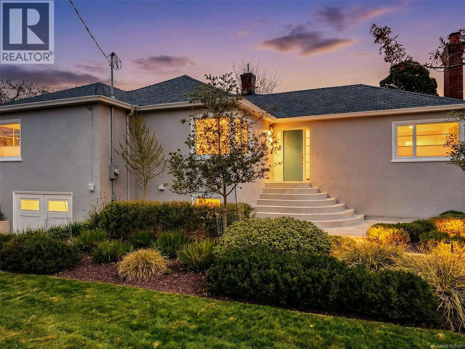  2420 Bowker Avenue, Oak Bay