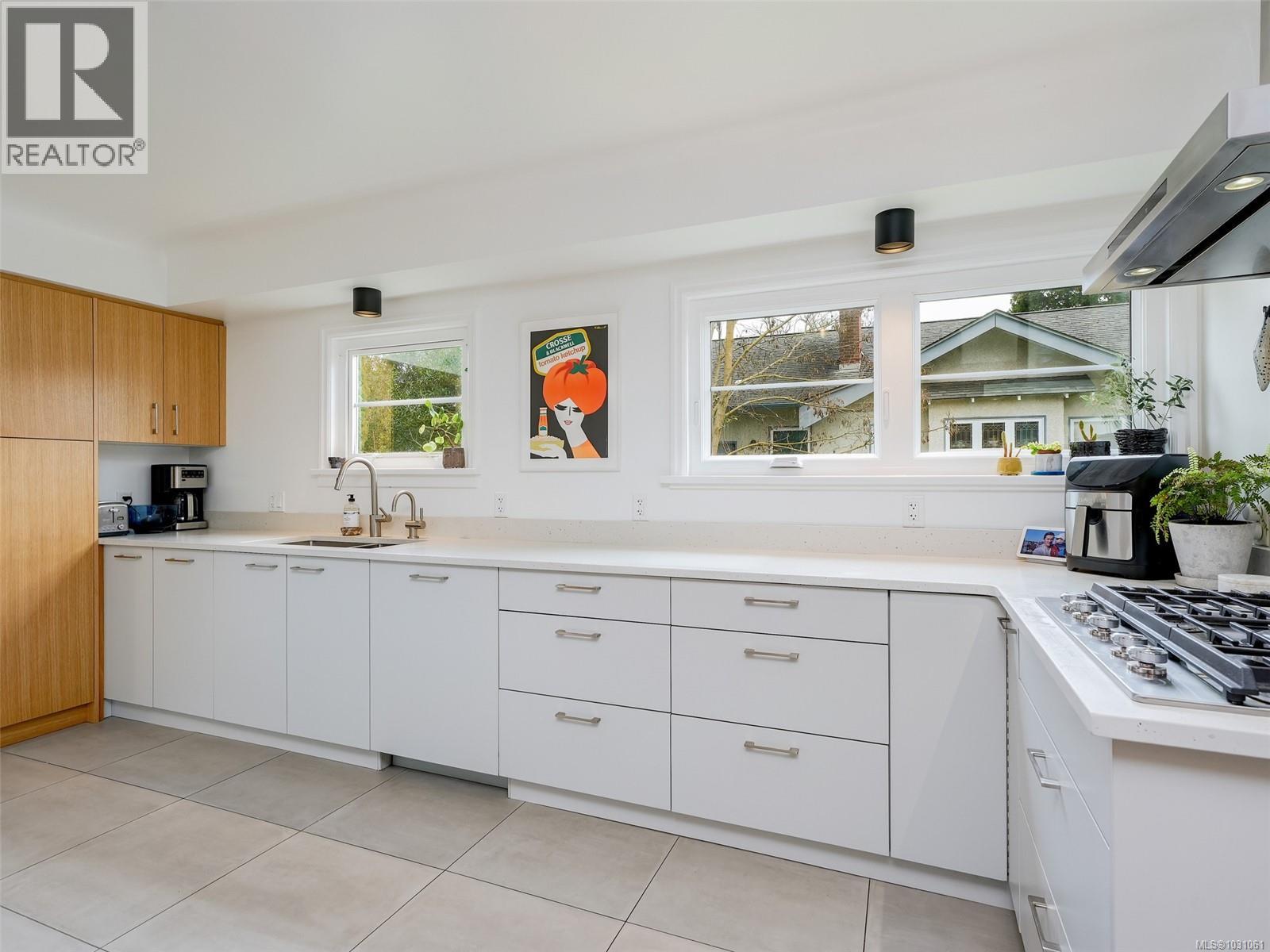  2420 Bowker Avenue, Oak Bay