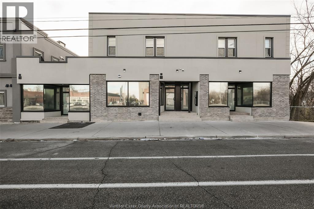 1233 University AVENUE West