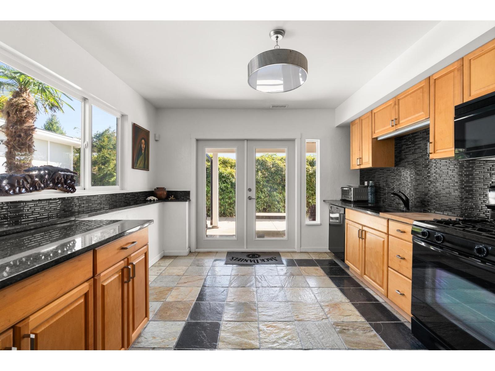 15535 ROYAL AVENUE, White Rock