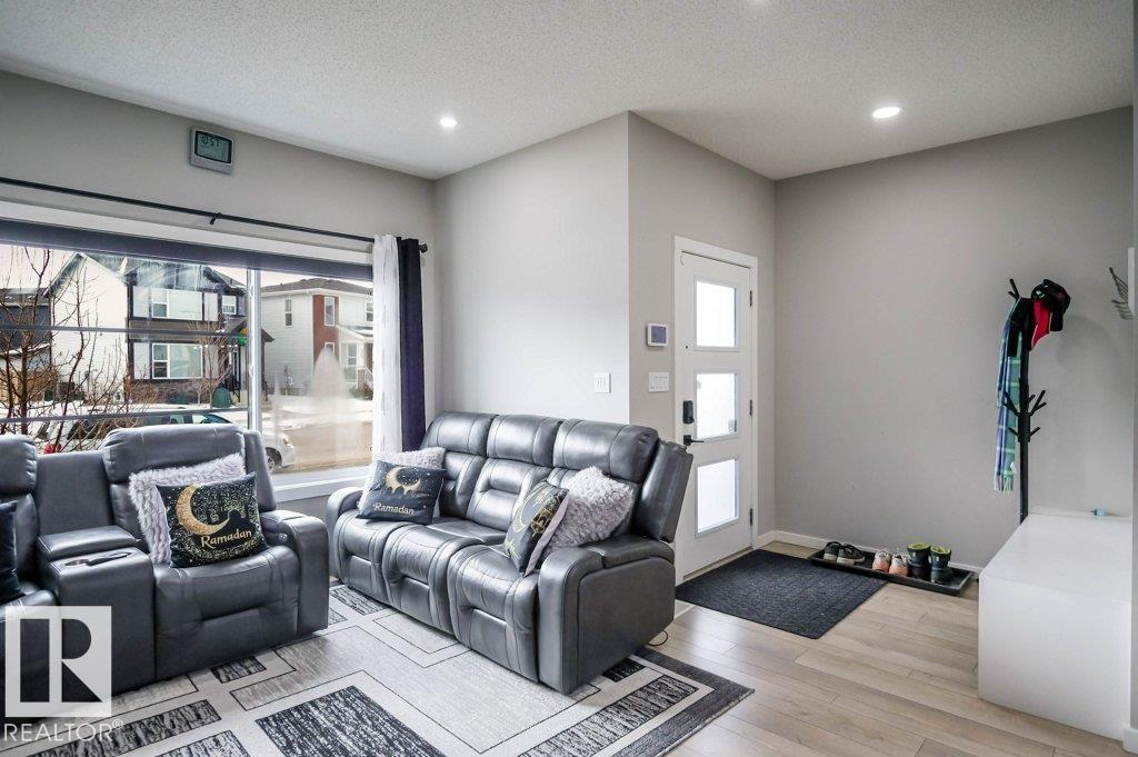 266 CHARLESWORTH DR SW - 3