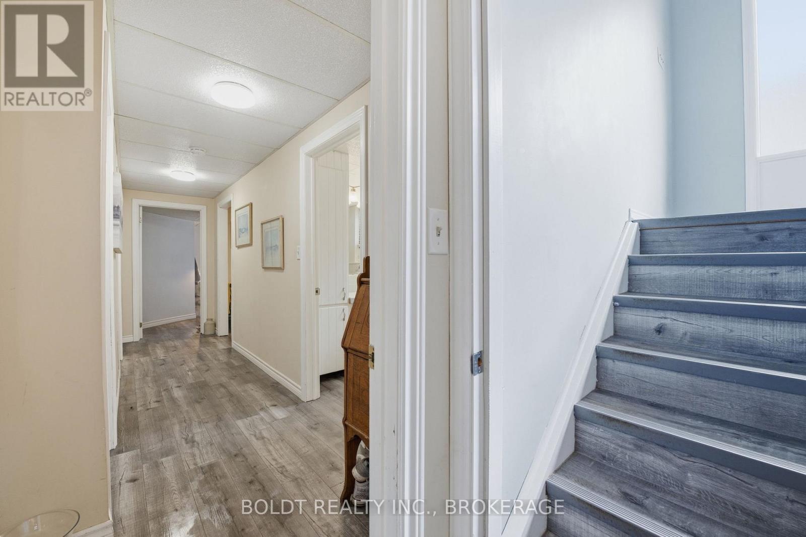 107 CHAPEL HILL CRESCENT — photo 30
