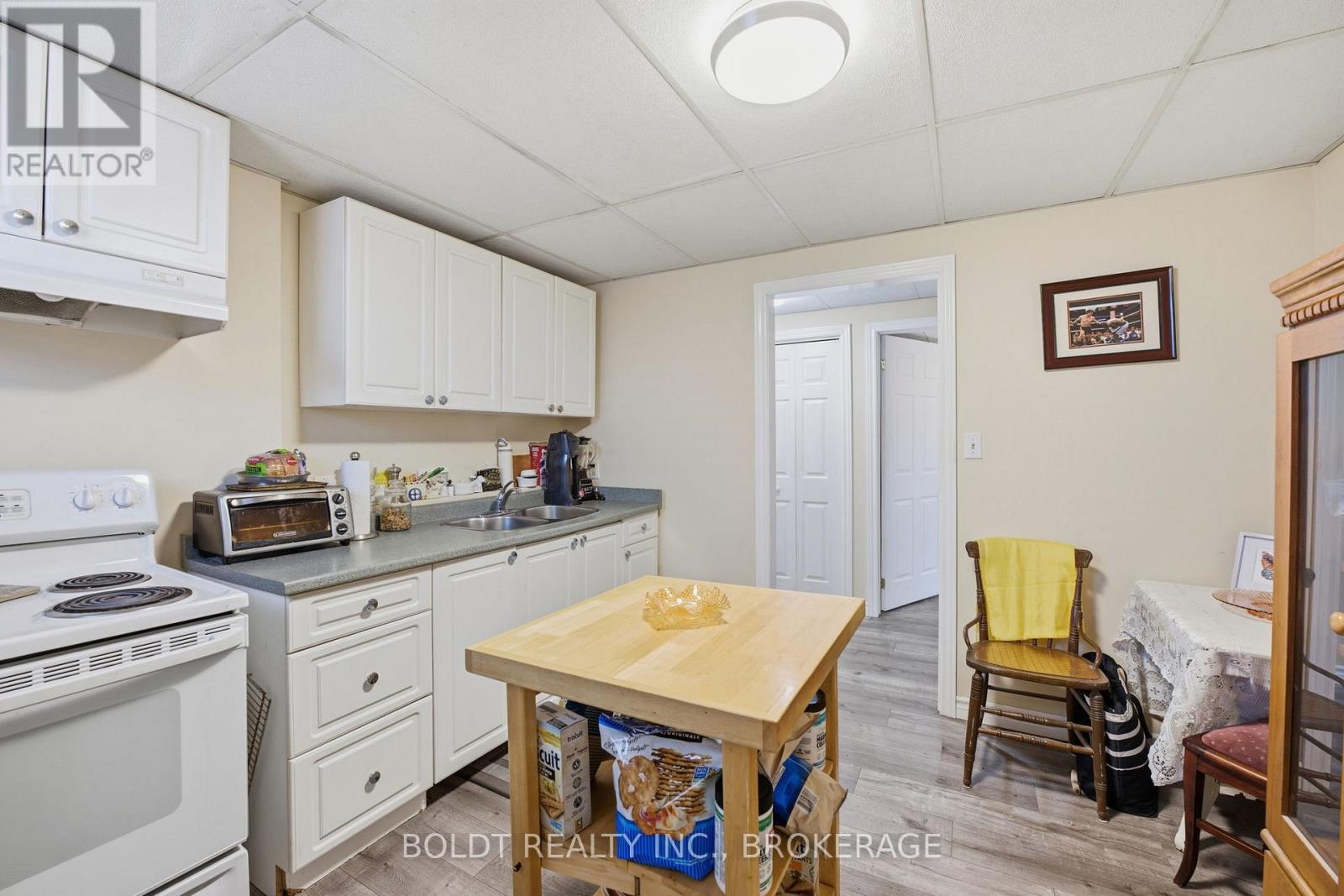 107 CHAPEL HILL CRESCENT — photo 32