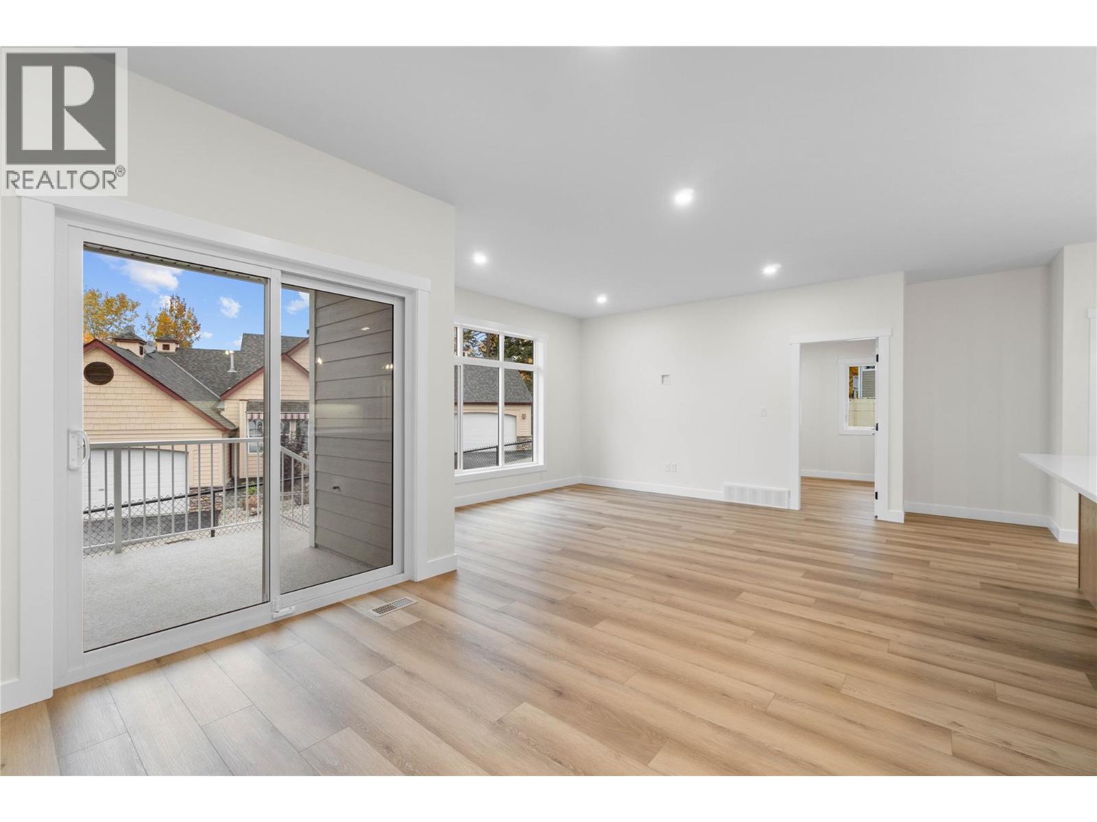 #10 231 20 STREET NE - 32