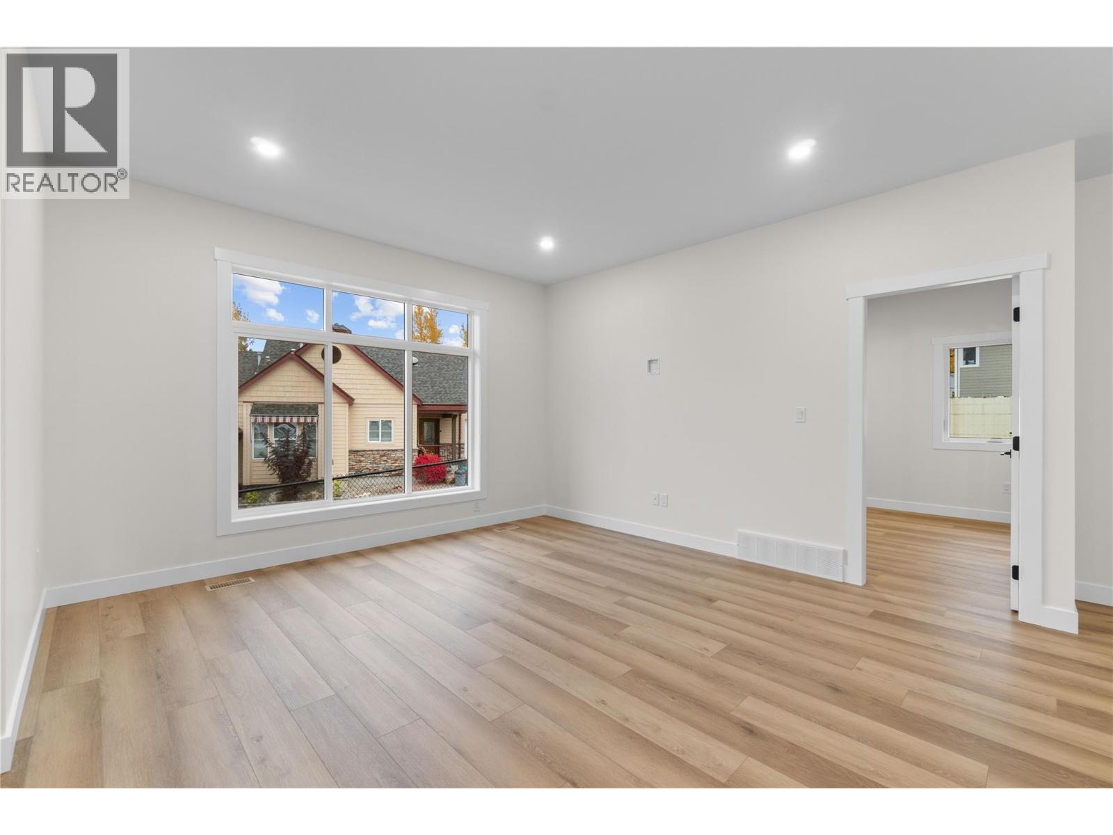 #10 231 20 STREET NE - 33