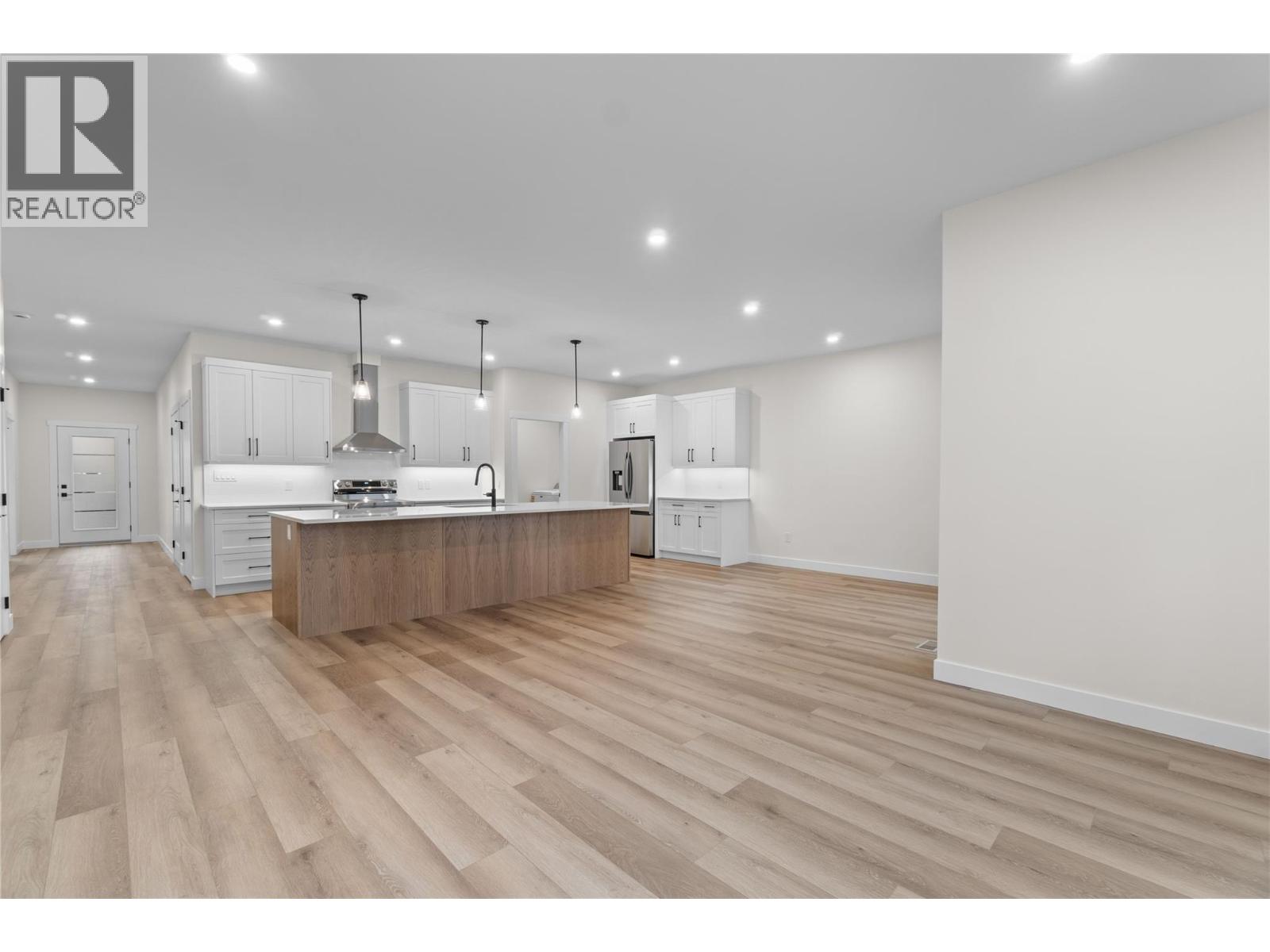 #10 231 20 STREET NE - 37