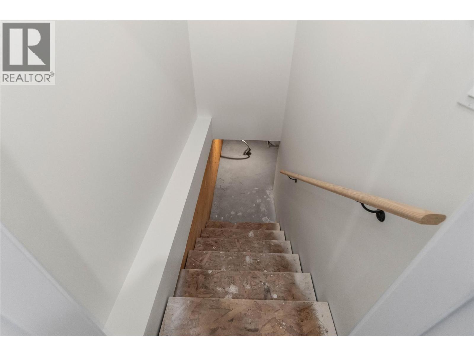 #10 231 20 STREET NE - 52