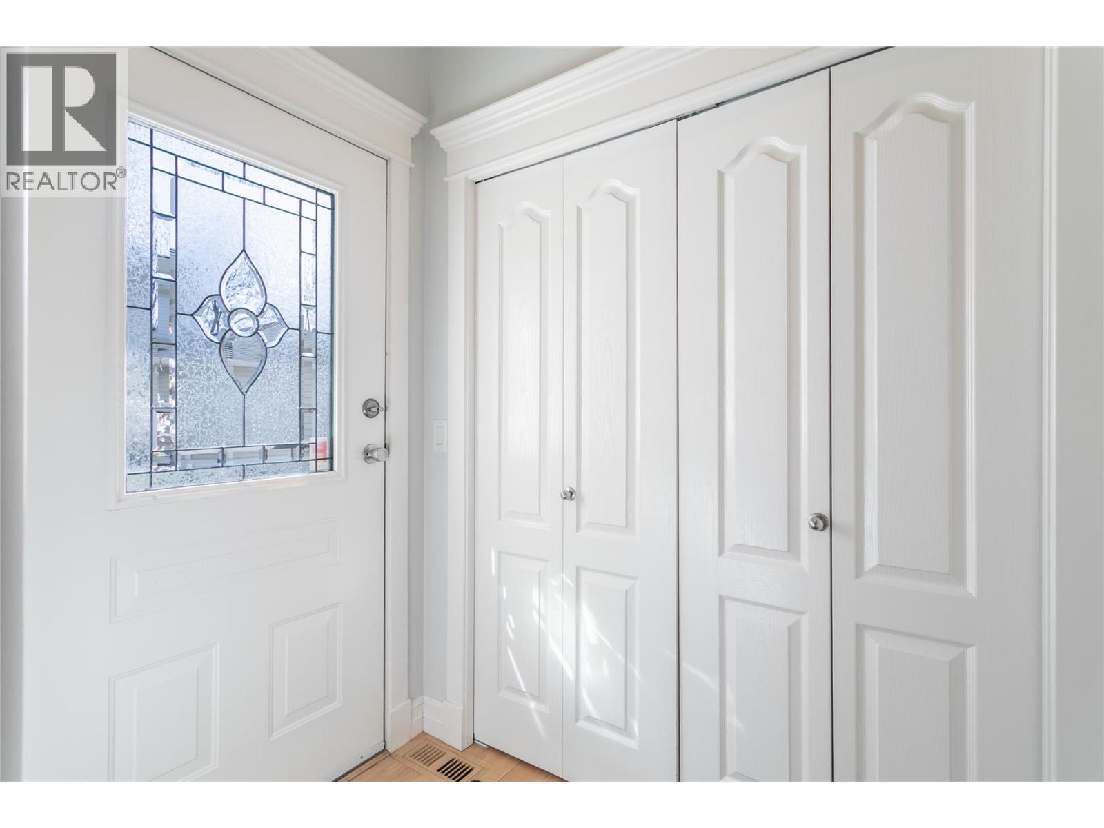 102 4049 LAKESHORE Road, Kelowna